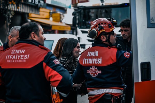 İzmir&rsquo;in Bornova il&ccedil;esine bağlı Yıldırım Beyazıt Mahallesi Fatih Caddesi &uuml;zerinde