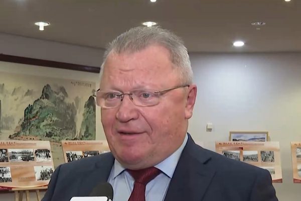 Bir&ccedil;ok &uuml;lkeden şahsiyetler,Takai&ccedil;i&rsquo;nina&ccedil;ıklamalarının &Ccedil;in&rsquo;in i&ccedil;işlerine bir m&uuml;dahale olarak, 2. D&uuml;nya