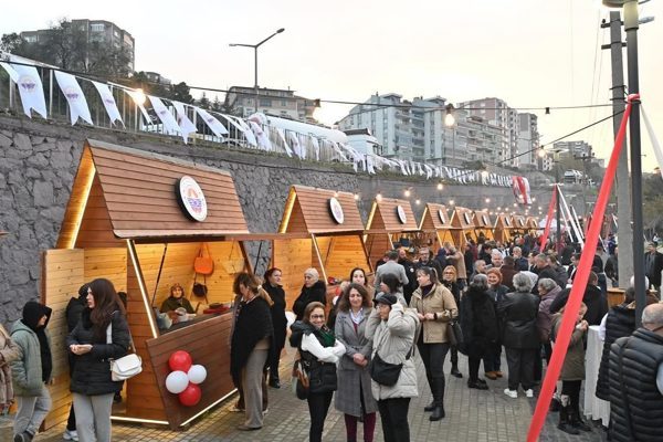 İYİ Parti Gemlik İl&ccedil;e Başkanı&nbsp;Karaduman, &uuml;niversite yerleşkesinin &ouml;n&uuml;ne kurulan &ldquo;Yaşam