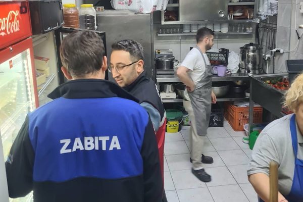Karam&uuml;rsel Belediyesi Zabıta M&uuml;d&uuml;rl&uuml;ğ&uuml; ekipleri, vatandaşların sağlıklı ve g&uuml;venli gıdaya