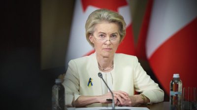 AB Komisyonu Başkanı Leyen, , giderek hızlanan ve &ccedil;alkantılı bir