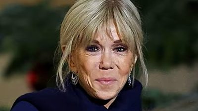 Fransa'nın First Lady'si, Paris'te Ary Abittan'ın tiyatro g&ouml;sterisini bozan kadınlara