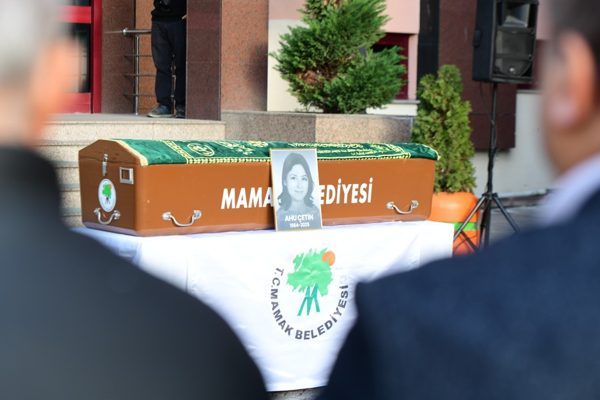 Destek Hizmetler M&uuml;d&uuml;rl&uuml;ğ&uuml;&rsquo;nde g&ouml;rev yapan 41 yaşındaki Ahu &Ccedil;etin&rsquo;i ailesi