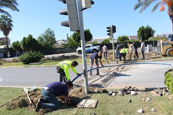Antalya B&uuml;y&uuml;kşehir Belediyesi ekipleri, Manavgat&rsquo;ta ekonomik &ouml;mr&uuml;n&uuml; tamamlamış trafik lambaları