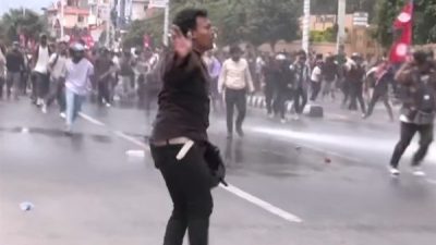 Nepal'in en pop&uuml;ler iki siyasi lideri, yılın başlarında h&uuml;k&uuml;meti deviren