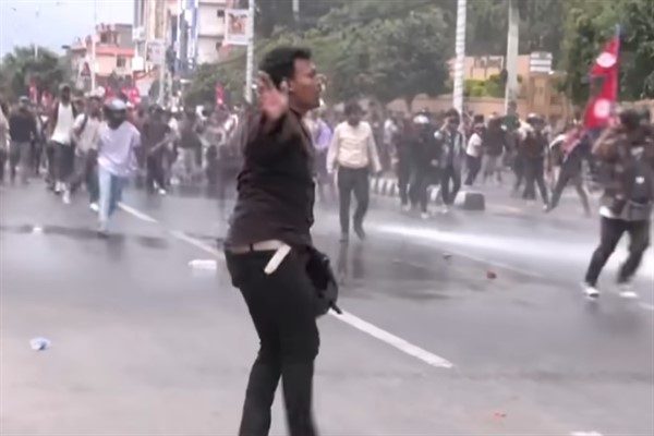 Nepal'in en pop&uuml;ler iki siyasi lideri, yılın başlarında h&uuml;k&uuml;meti deviren