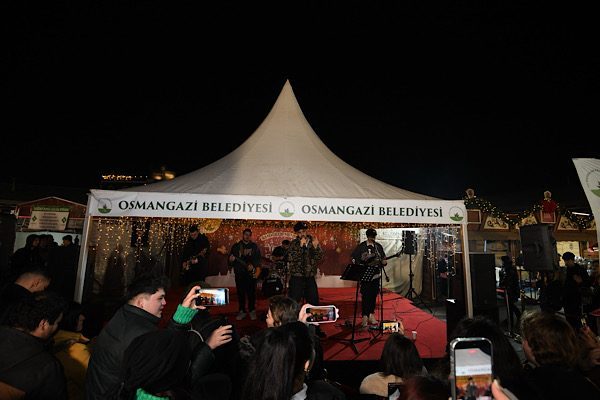 Osmangazi Belediyesi, Yeni Yıl Festivali etkinlikleri kapsamında vatandaşları m&uuml;zik ve