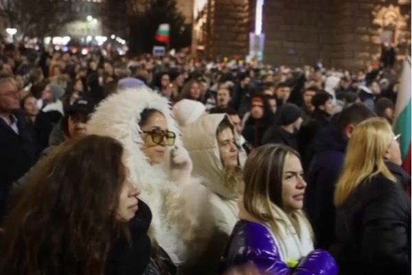 Başlangı&ccedil;ta sakin ge&ccedil;en g&ouml;steride, gen&ccedil; kalabalıklar &ldquo;İstifa&rdquo; sloganları atarak revizyon