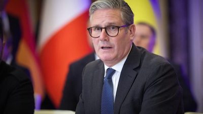 Birleşik Krallık Başbakanı Keir Starmer, gen&ccedil; kızların okulda, internette ve