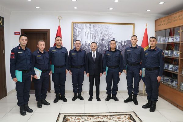 İl Jandarma Komutanlığını ziyaret ederek incelemelerde bulunan Kocaeli Valisi İlhami