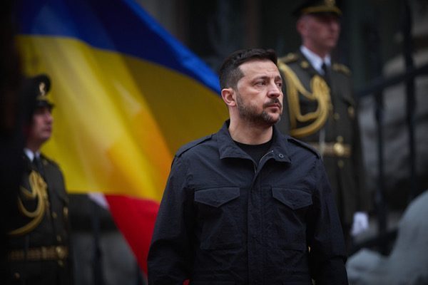 Ukrayna Devlet Başkanı Volodimir Zelenski, Pavlo Palisa&rsquo;nın &ouml;n cephedeki konumların