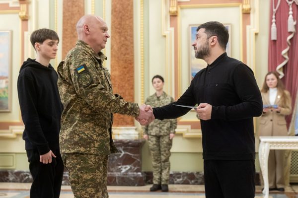 Ukrayna Devlet Başkanı Zelenski, &uuml;lkenin kurtarılmasının Ukraynalı savunucuların cesareti ve