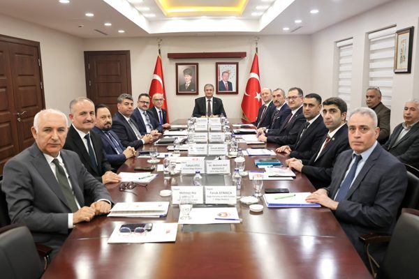 Adana Valisi Mustafa Yavuz başkanlığında,&nbsp;ka&ccedil;ak yapılaşmayla m&uuml;cadele toplantısı ger&ccedil;ekleştirildi. Toplantıda,