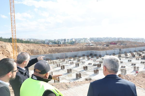 &Ccedil;ayırova Devlet Hastanesi&rsquo;nde &ccedil;alışmalar s&uuml;r&uuml;yor. &Ccedil;ayırova Belediye Başkanı &Ccedil;ift&ccedil;i, yapılan