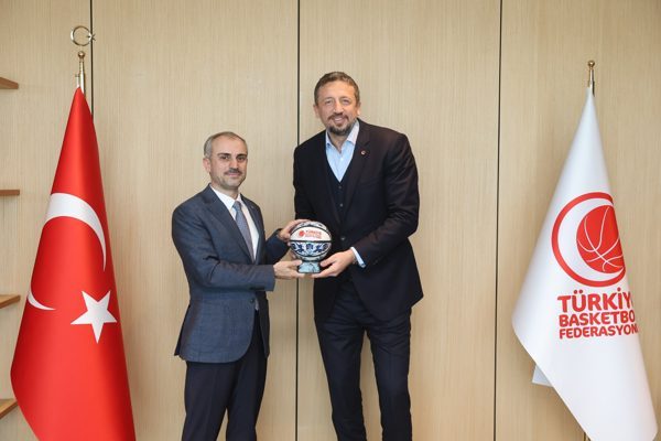 &Ccedil;ayırova Belediyesi basketbol takımının kurucusu, &Ccedil;ayırova Belediye Başkanı &Ccedil;ift&ccedil;i, T&uuml;rkiye