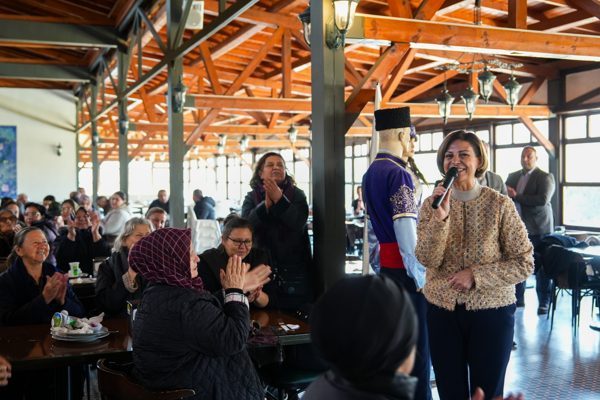 Mahmudiye&rsquo;den kent merkezine gelen kadınlar, Kentpark&rsquo;ta d&uuml;zenlenen &ouml;ğle yemeğinde ağırlandı.