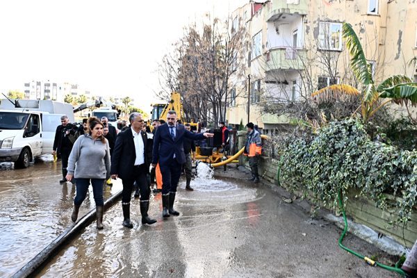 Antalya&rsquo;nın Muratpaşa il&ccedil;esine bağlı Ermenek Mahallesi&rsquo;nde etkili olan şiddetli yağışlar,