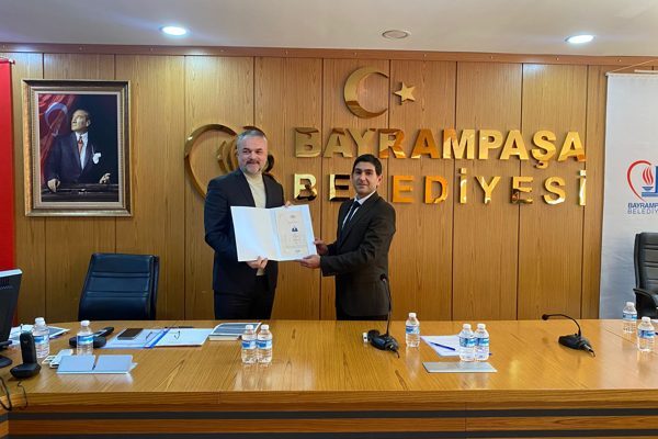 Bayrampaşa Belediyesi hizmet binasında ger&ccedil;ekleştirilen toplantıya belediye birim m&uuml;d&uuml;rleri ve