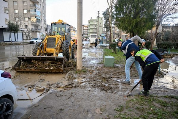 Bornova Belediyesi ekipleri, metrekareye d&uuml;şen y&uuml;ksek miktardaki yağışın ardından mahallelerde,