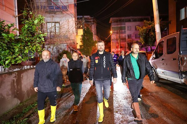 Buca Belediyesi birimleri, şiddetli sağanak ve fırtınanın ardından ilgili m&uuml;d&uuml;rl&uuml;klerle