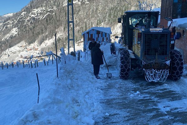 Trabzon B&uuml;y&uuml;kşehir Belediyesi ekipleri, kar yağışı nedeniyle kapanan 286 mahalle
