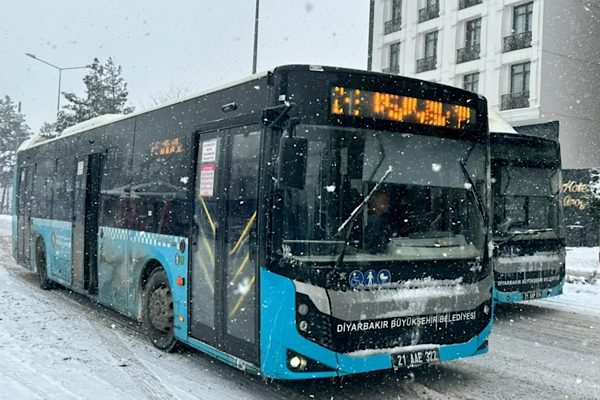 Diyarbakır B&uuml;y&uuml;kşehir Belediyesi, tarafından kent genelinde etkili olan buzlanma ve