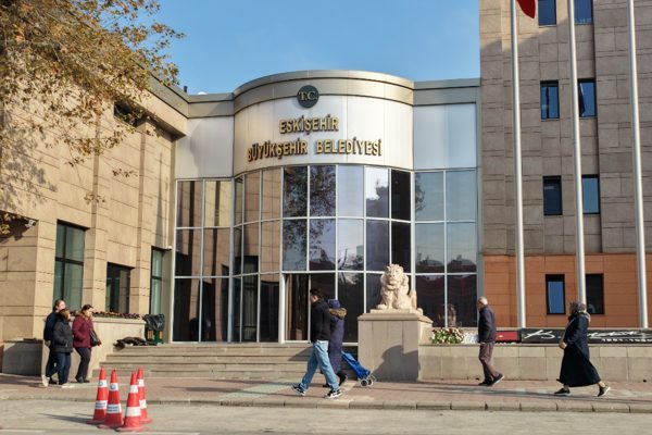 Belediyeden yapılan a&ccedil;ıklamada, bazı kişilerin belediye b&uuml;rokratlarının adını kullanarak vatandaşları
