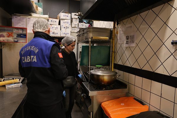 Eskişehir B&uuml;y&uuml;kşehir Belediyesi zabıta ekipleri, tarafından ger&ccedil;ekleştirilen denetimler kapsamında; &uuml;r&uuml;nlerin