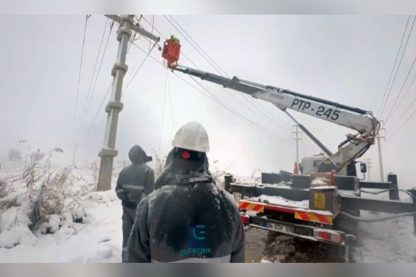 Dicle Elektrik, yazın kavurucu sıcaklarda olduğu gibi, kışın dondurucu soğukta