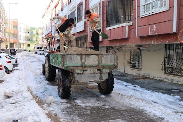 Haliliye&rsquo;de etkili olan kar yağışı ve buzlanma nedeniyle belediye ekipleri