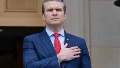 Amerika Birleşik Devletleri (ABD) Savaş Bakanı Pete Hegseth, Senat&ouml;r Mark