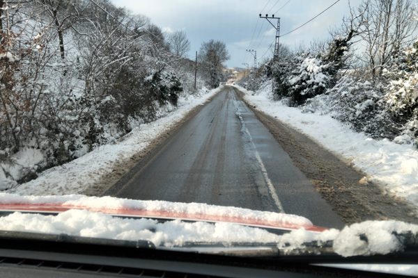 İBB ekipleri,&nbsp;İstanbul&rsquo;da yeni yılın ilk saatlerinden itibaren etkisini artıran kar