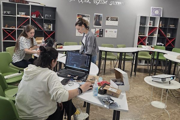 İzmir B&uuml;y&uuml;kşehir Belediyesi, gen&ccedil;lerin teknoloji okuryazarlığını artırmak amacıyla yeni bir