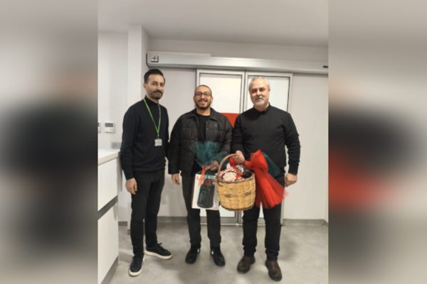 İzmit Belediyesi y&ouml;neticileri yeni yılı &ccedil;alışarak karşılayan hastane personelini ve