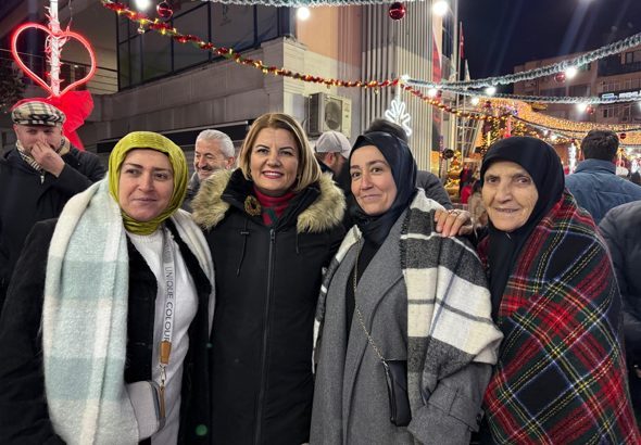 İzmit Belediye Meydanı&rsquo;nda ger&ccedil;ekleştirilen yılbaşı programı, 7&rsquo;den 70&rsquo;e her yaştan