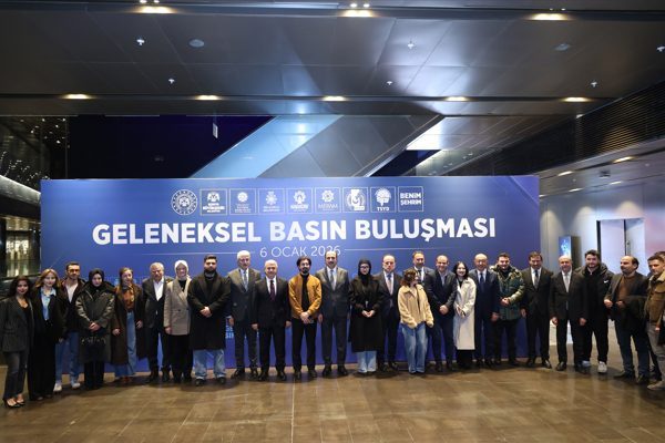 Sel&ccedil;uklu Kongre Merkezi&rsquo;nde d&uuml;zenlenen programın başında İsmail Detseli bir konuşma