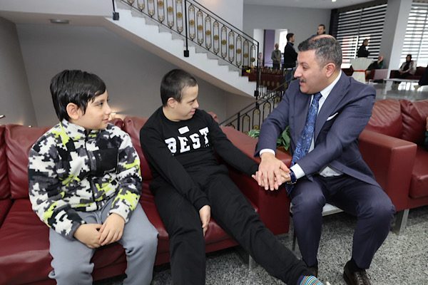 K&uuml;&ccedil;&uuml;k&ccedil;ekmece Belediyesi ev sahipliğinde ger&ccedil;ekleştirilen programda, zihinsel engelli, Alzheimer veya
