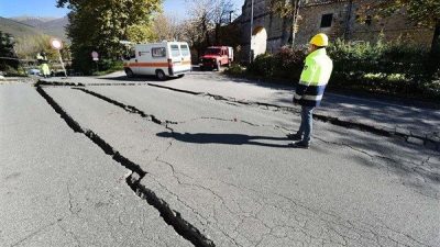 Merkez &uuml;ss&uuml; kıyı kenti Acapulco'nun hemen g&uuml;neyinde olan depremin, başkent