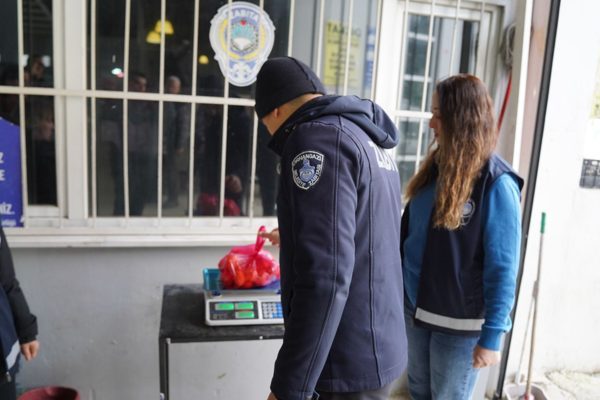 Orhangazi Belediyesi Zabıta M&uuml;d&uuml;rl&uuml;ğ&uuml; ekipleri tarafından kurulan tartı noktalarında vatandaşlar,