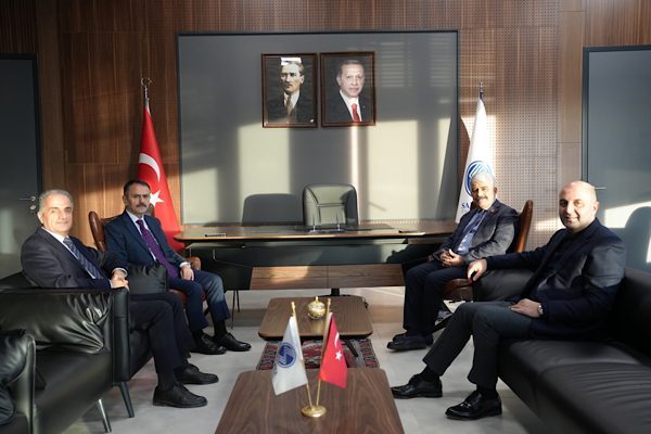 Vali Aktaş, beraberindeki AK Parti Kocaeli Milletvekili Prof. Dr. &nbsp;H&uuml;lag&uuml;