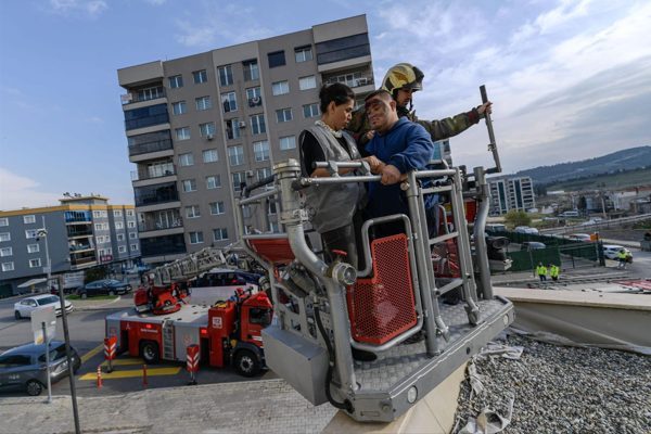 İzmir B&uuml;y&uuml;kşehir Belediyesi Afet İşleri Dairesi Başkanlığı koordinasyonunda, İtfaiye Dairesi