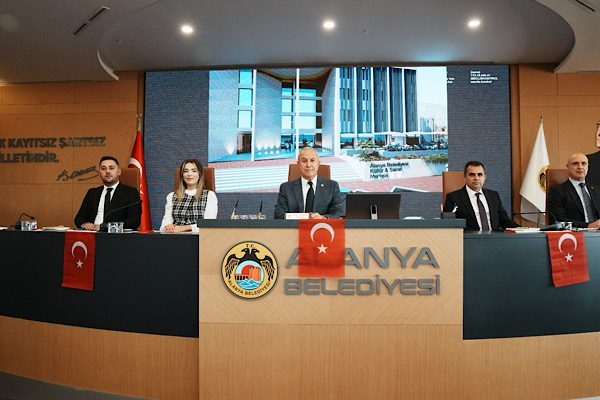 Alanya Belediyesi Şubat ayı oturumu, T&uuml;rk bayraklarıyla donatılan meclis salonunda