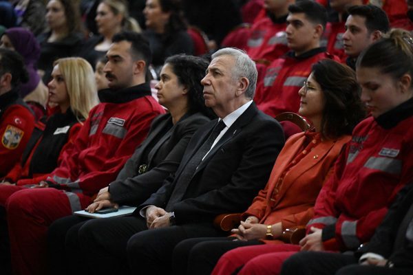 Gen&ccedil;lik Parkı B&uuml;y&uuml;k Tiyatro&rsquo;daki programa, Ankara B&uuml;y&uuml;kşehir Belediye Başkanı Mansur