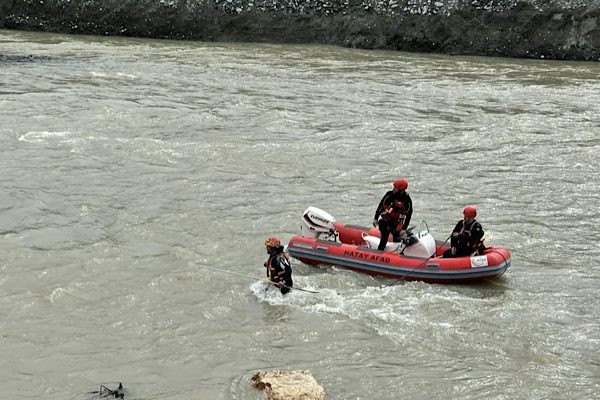 Hatay&rsquo;ın Defne il&ccedil;esinde Asi Nehri&rsquo;ne d&uuml;şerek kaybolan Berkan Karakaya&rsquo;yı bulmak
