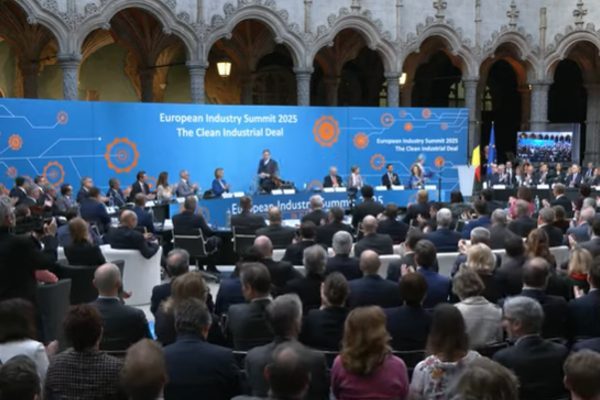 Bu g&ouml;r&uuml;şme, sanayi ve siyasi liderlik arasındaki g&uuml;&ccedil; dengesinin değiştiği,