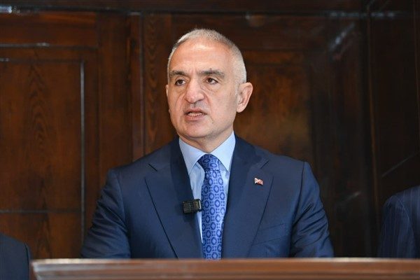 Hatay B&uuml;y&uuml;kşehir Belediyesi&rsquo;ne ait tarihi binada d&uuml;zenlenen programda konuşan Ersoy&rsquo;a