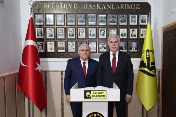 Başkanlık makamında ger&ccedil;ekleşen ziyarette Başkan Memiş, Bayburt Belediyesi tarafından y&uuml;r&uuml;t&uuml;len