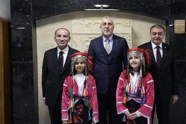 &Ccedil;alışma ve Sosyal G&uuml;venlik Bakanı Prof. Dr. Vedat Işıkhan, &ccedil;eşitli