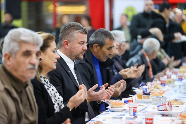 İftar programına katılan Buca Belediye Başkanı G&ouml;rkem Duman, vatandaşlarla tek