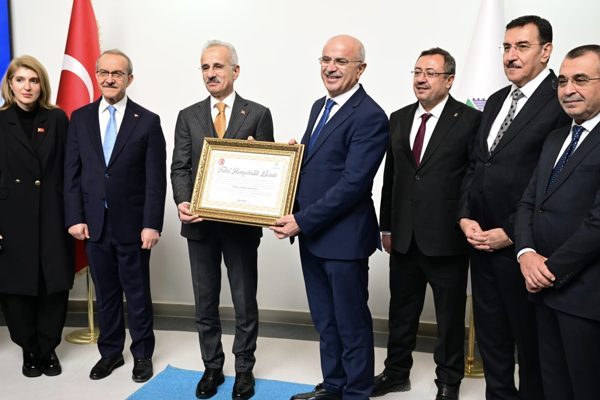 Ulaştırma ve Altyapı Bakanlığı tarafından şehre yapılan hizmetlerin a&ccedil;ılışına katılmak